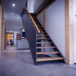 Treppe mit Stahlplattengeländer
